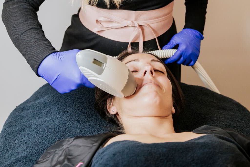 Tratamiento facial con aparatología